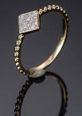 Ring af 8 kt guld prydet med diamanter