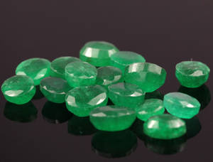 Uindfattet behandlede smaragder ca. 108.7 ct.