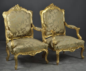 Ett par karmstolar i rokokostil 2