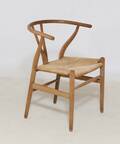 Hans J. Wegner. Y- stol af egetræ med sæde af flettet papirgarn. Udført hos Carl Hansen  Søn