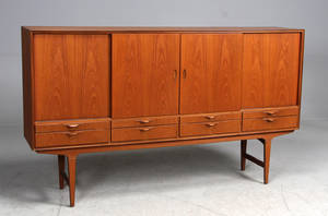 Dansk møbelproducent. Høj skænk af teaktræ