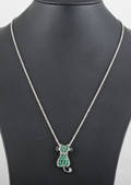 Emerald cat pendant with necklace approx. 1.00ct