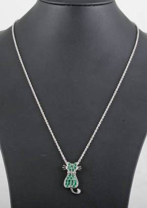 Emerald cat pendant with necklace approx. 1.00ct