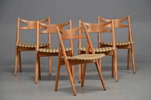 Hans J. Wegner. Sæt på fem savbukkestole af eg, 1960erne 5