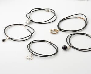 Samling sølvsmykker på lædersnor 4