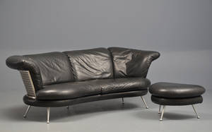 Rolf Benz. Fritstående sofa og puf, sort skind. 2 