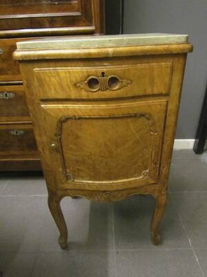 Hallbyrå, Med stenskiva