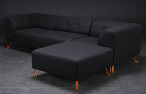 Nomad DOT modulsofa, betrukket med antrazitgråt filtuldstof, orange ben