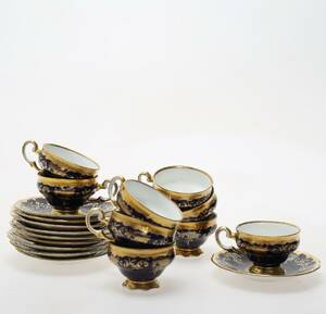 MOCCASERVIS. Koppar med fat, blå med gulddekor.