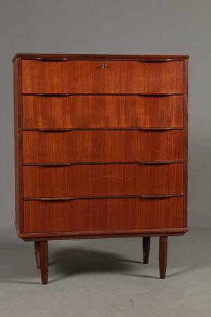 Dansk møbelproducent. Kommode af teaktræ.