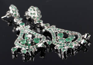 Par smaragd ørestikker.