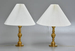 Et par bordlamper af messing med Le Klint skærme2