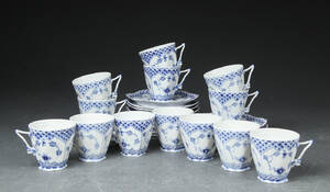 Royal Copenhagen. Musselmalet halvblonde kaffekopper med underkopper
