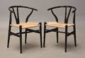 Hans J. Wegner. Et par Y-stole, model CH24, sortlakeret bøg 2