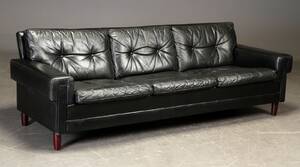 Dansk møbelproducent. Tre pers. sofa sort læder.