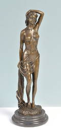 Bronzefigur forestillende kvinde i erotisk positur.