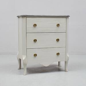 Byrå, bemålad. Bredd 74