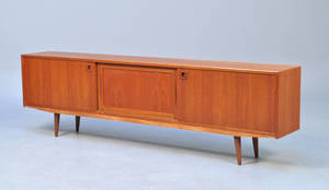 Dansk møbelproducent. Lav skænk i teak, 1960erne