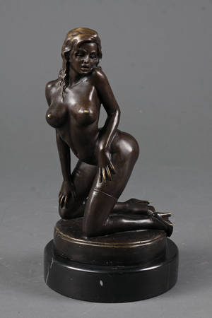 Erotisk bronzefigur, knælende kvinde 