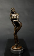 Erotisk broncefigur i form af kvinde.