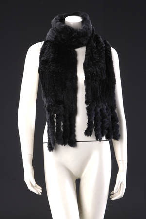 Fur Living. Tørklæde af strikket kaninpels 