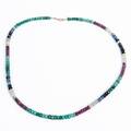 COLLIER Rubiner, safirer, smaragder, guldlås, l48cm