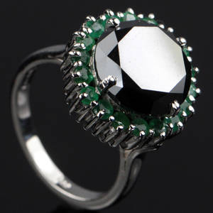 Diamant og smaragd ring.