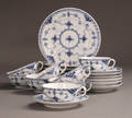 Musselmalet halvblonde servicedele af porcelæn. Kgl.P. 21 Denne auktion er annulleret1999592