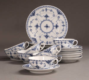 Musselmalet halvblonde servicedele af porcelæn. Kgl.P. 21 Denne auktion er annulleret1999592