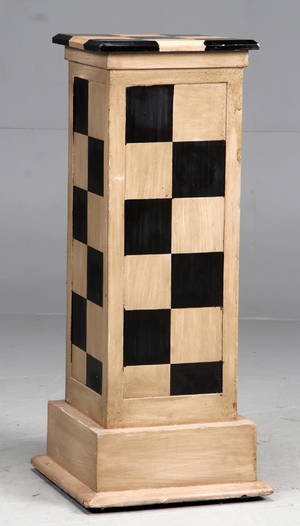 Piedestal, bemalet træ.