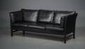 Tre pers. sofa betrukket med sort læder