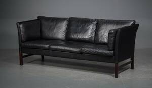 Tre pers. sofa betrukket med sort læder
