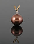 18kt Akoya pearl pendant with 1 brilliant cut diamond.0.02 ct