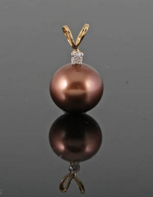 18kt Akoya pearl pendant with 1 brilliant cut diamond.0.02 ct