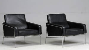 Arne Jacobsen. Par Lufthavns lænestole betrukket med sort læder, model 3300 2 
