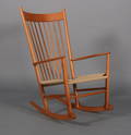 Hans J. Wegner Gyngestol af lakeret kirsebær, model J16.