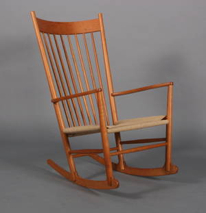 Hans J. Wegner Gyngestol af lakeret kirsebær, model J16.