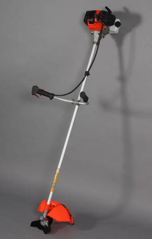 Benzindrevet buskrydder m tilbehør.