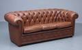 Fritstående Chesterfield 3-personers sofa betrukket med læder.