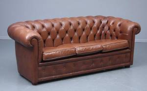 Fritstående Chesterfield 3-personers sofa betrukket med læder.