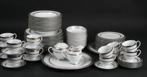 Daneline Kaffe og spisestel af porcelæn, m. sølvkanter, 75 dele 76