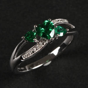 Smaragd- og diamantring