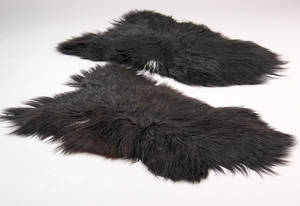To økologiske fåreskind, long wool. Farve Sort med enkelte hvide hår. 2