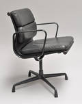 Charles Eames. Soft Pad armstol, Model EA-208 