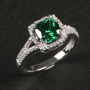 Smaragd- og diamantring