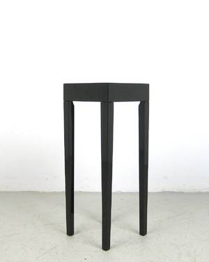 Beistelltisch mit schwarzer Lackoberfläche