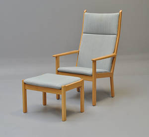 Hans J. Wegner. Lænestol med tilhørende skammel, model 284 2