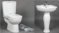 Coco. Håndvask med søjle samt sparetoilet.
