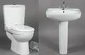 Coco. Håndvask med søjle samt sparetoilet.