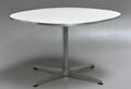 Arne Jacobsen. Cirkulært sofabord, model A222 
